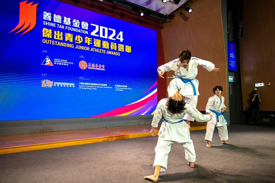 <p>The awardees of the 4<sup>th</sup> quarter, who are also karatedo male cadet team members (from left) Chiu Wing-hei, Nuri Wong and Tsang Pak-yin demonstrated team kata at the ceremony.</p>
